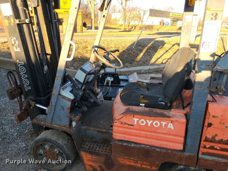 image for item DS7303 Toyota 5FGC25 forklift