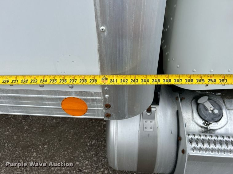 image for item EG1184 2008 Peterbilt  335 box truck