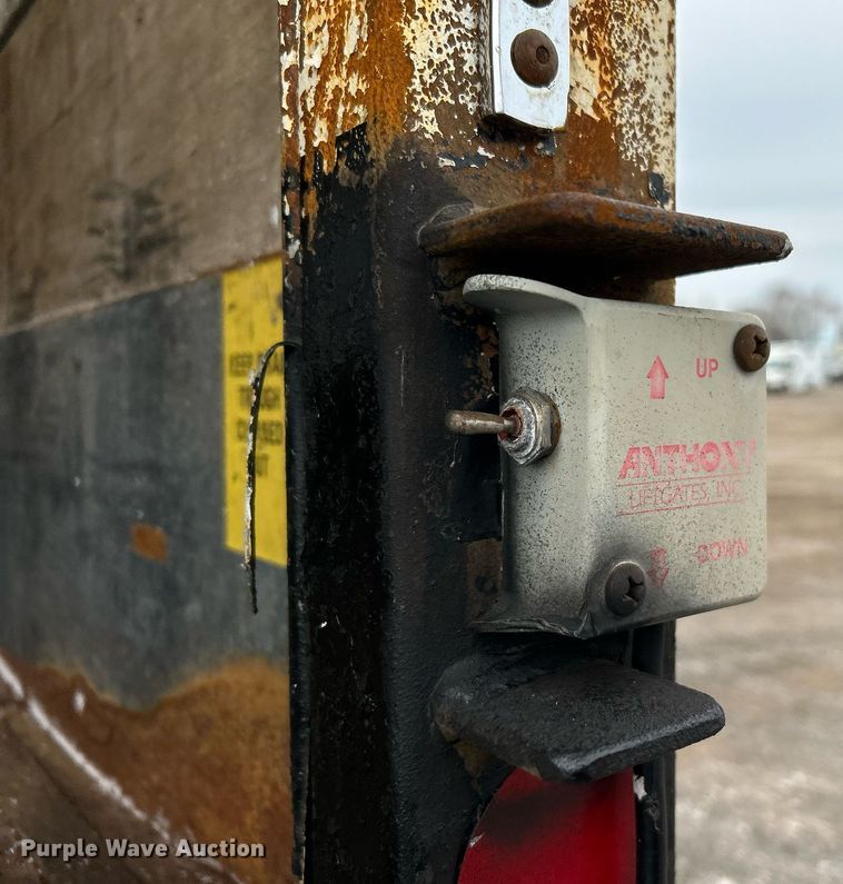 image for item EG1184 2008 Peterbilt  335 box truck