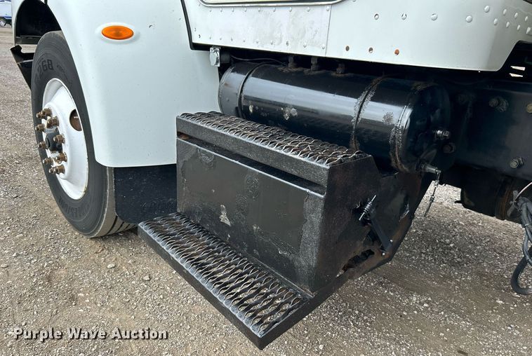 image for item EG1184 2008 Peterbilt  335 box truck