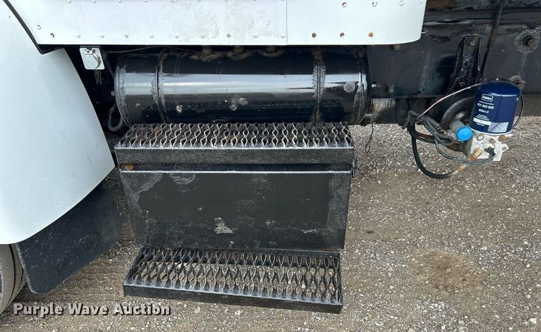 image for item EG1184 2008 Peterbilt  335 box truck