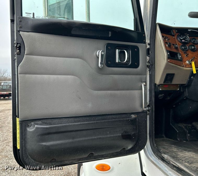 image for item EG1184 2008 Peterbilt  335 box truck