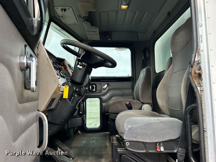 image for item EG1184 2008 Peterbilt  335 box truck