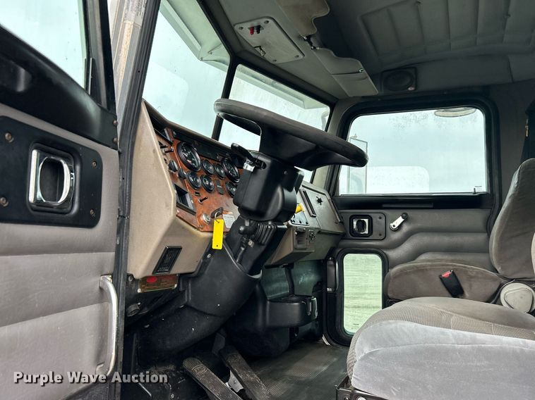 image for item EG1184 2008 Peterbilt  335 box truck