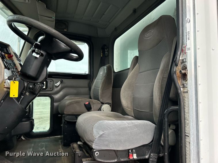 image for item EG1184 2008 Peterbilt  335 box truck