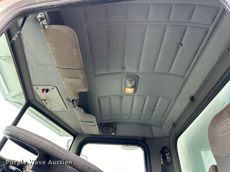 image for item EG1184 2008 Peterbilt  335 box truck