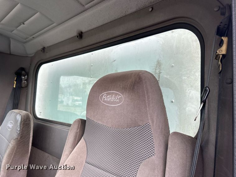 image for item EG1184 2008 Peterbilt  335 box truck