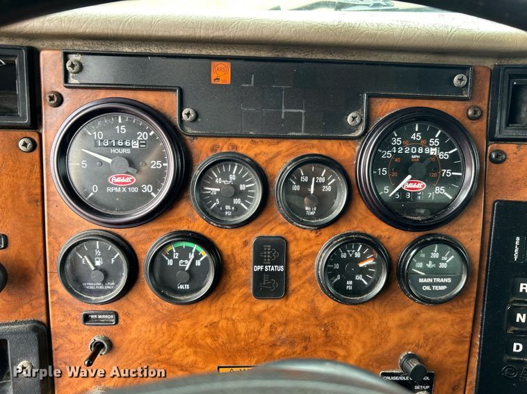 image for item EG1184 2008 Peterbilt  335 box truck