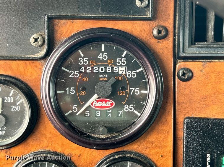 image for item EG1184 2008 Peterbilt  335 box truck