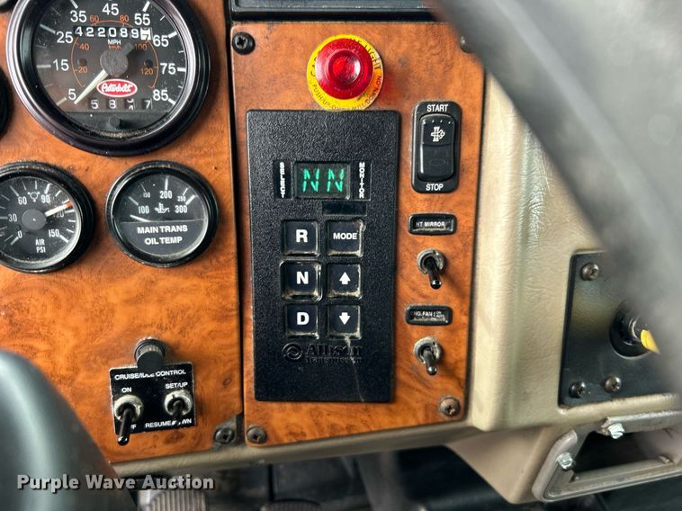 image for item EG1184 2008 Peterbilt  335 box truck