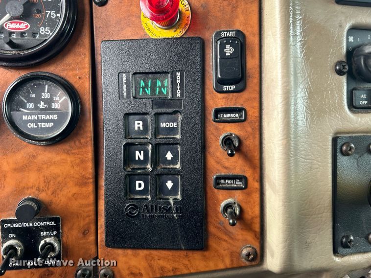 image for item EG1184 2008 Peterbilt  335 box truck