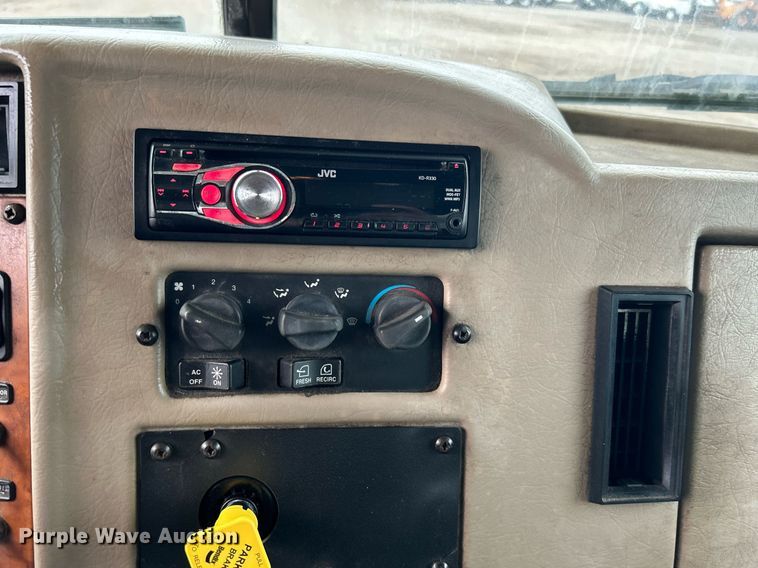 image for item EG1184 2008 Peterbilt  335 box truck