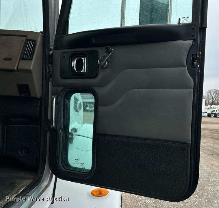 image for item EG1184 2008 Peterbilt  335 box truck