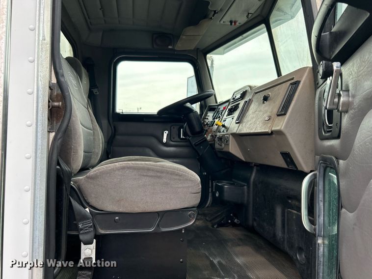 image for item EG1184 2008 Peterbilt  335 box truck