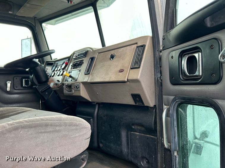 image for item EG1184 2008 Peterbilt  335 box truck