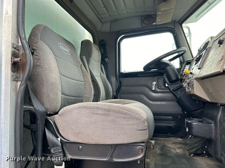 image for item EG1184 2008 Peterbilt  335 box truck