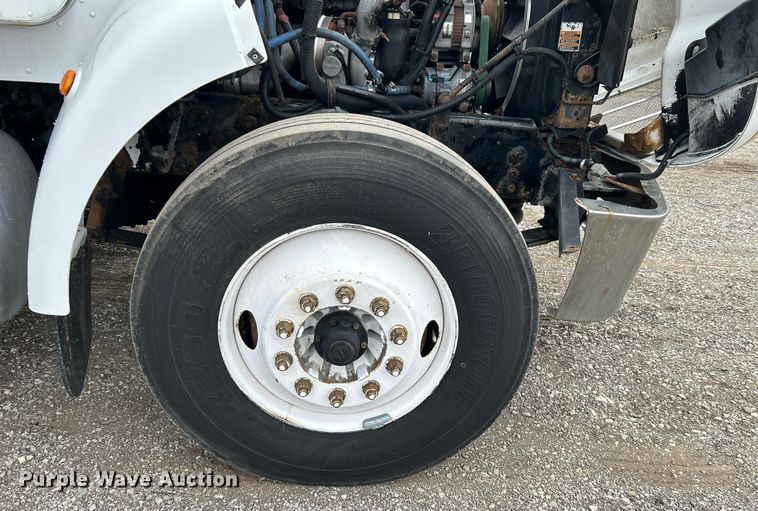 image for item EG1184 2008 Peterbilt  335 box truck