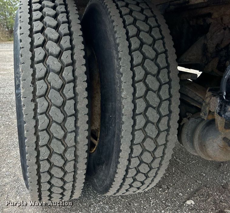 image for item EG1184 2008 Peterbilt  335 box truck