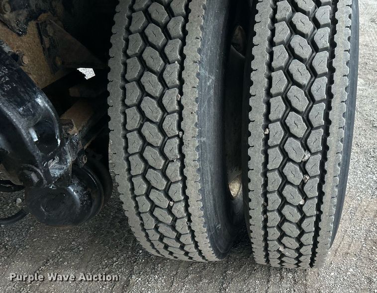 image for item EG1184 2008 Peterbilt  335 box truck