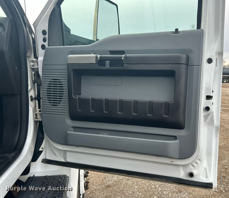 image for item EG1190 2016 Ford F650 Super Duty box truck