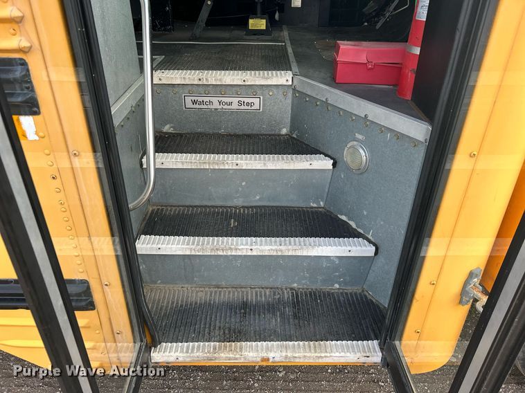 image for item EG1224 1999 International  3800 school bus