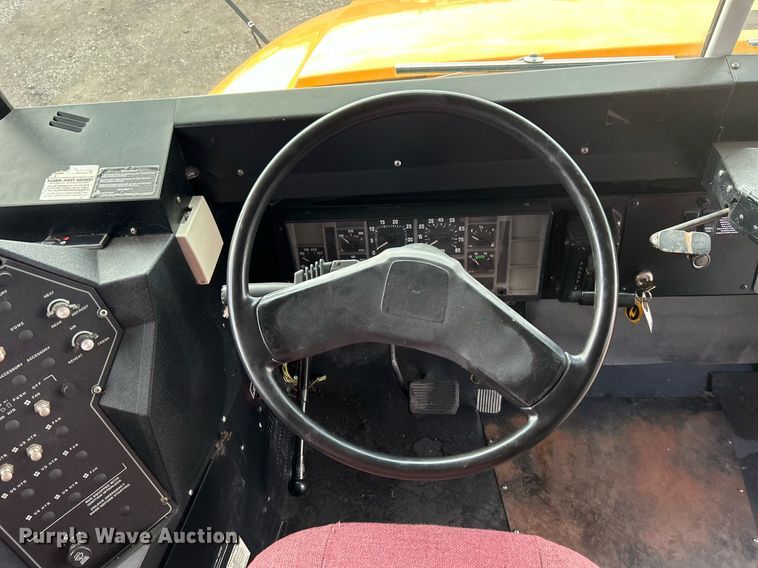 image for item EG1224 1999 International  3800 school bus