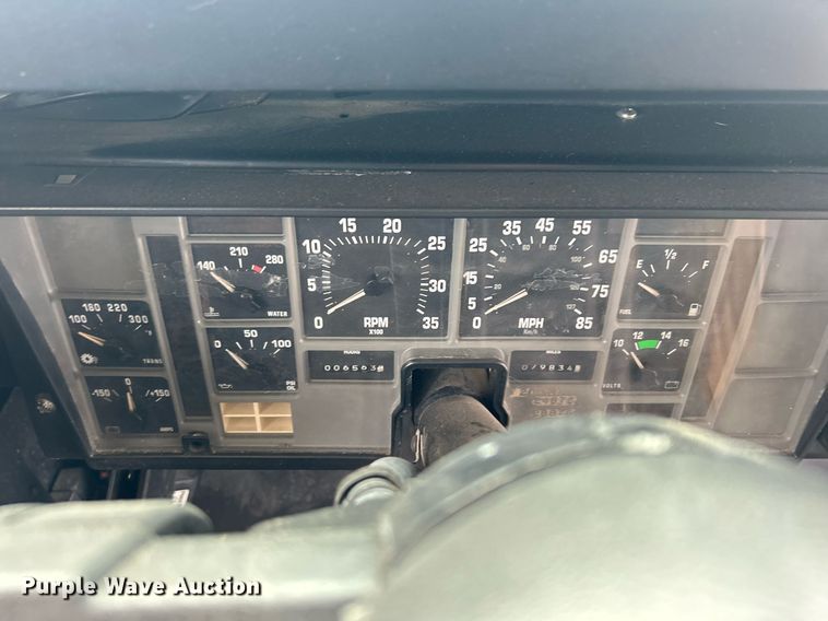 image for item EG1224 1999 International  3800 school bus