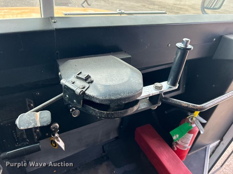 image for item EG1224 1999 International  3800 school bus