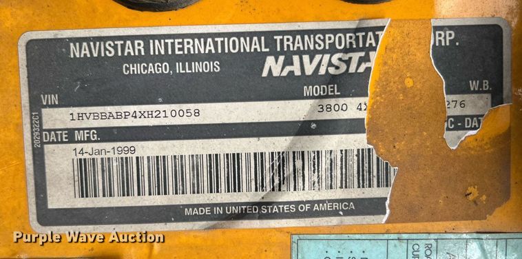 image for item EG1224 1999 International  3800 school bus
