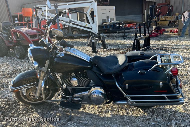 image for item EI0662 2011 Harley Davidson  Road King Police motorcycle