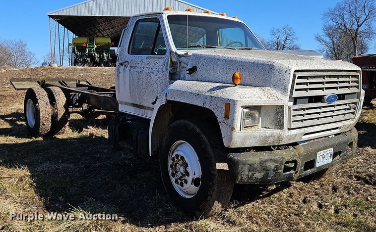 image for item EI3541 1992 Ford F700 truck cab and chassis