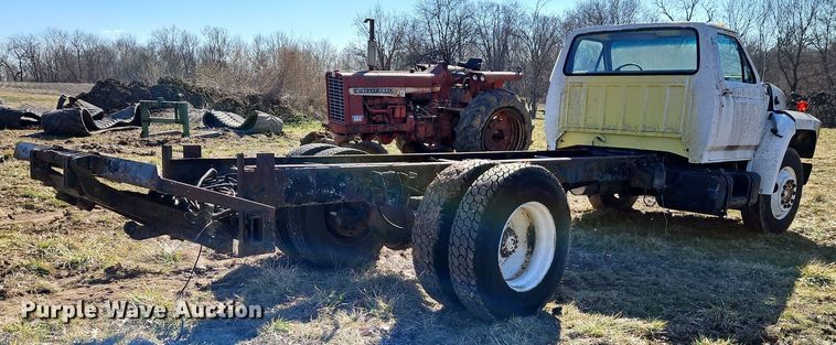 image for item EI3541 1992 Ford F700 truck cab and chassis