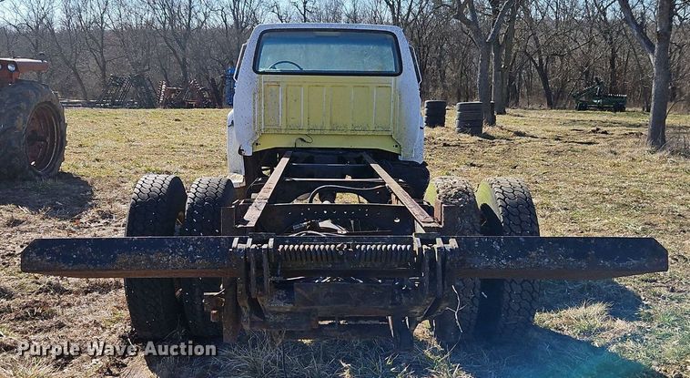 image for item EI3541 1992 Ford F700 truck cab and chassis