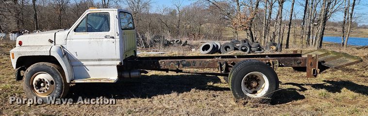 image for item EI3541 1992 Ford F700 truck cab and chassis