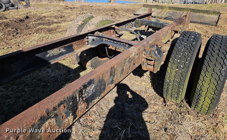 image for item EI3541 1992 Ford F700 truck cab and chassis