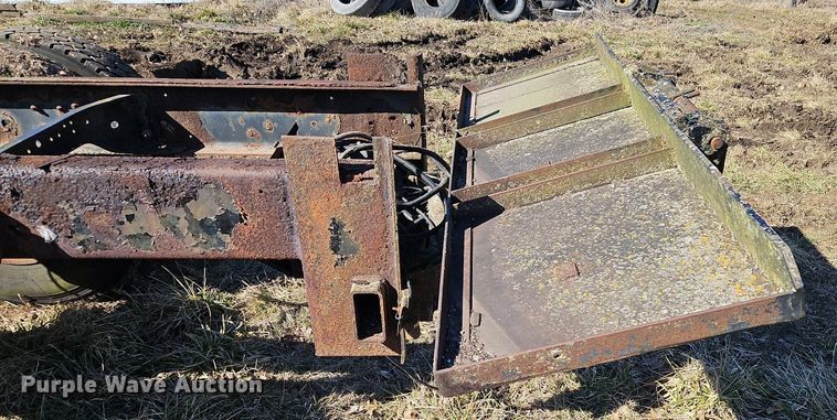 image for item EI3541 1992 Ford F700 truck cab and chassis