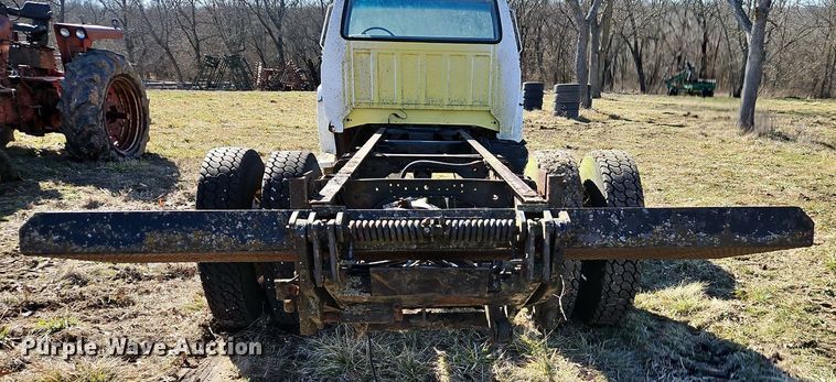 image for item EI3541 1992 Ford F700 truck cab and chassis