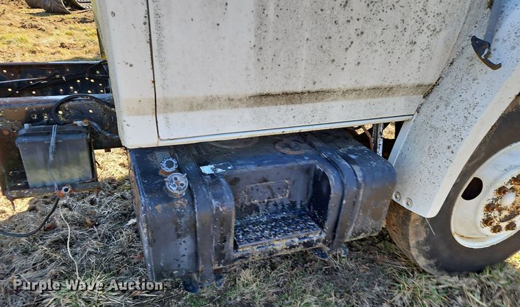 image for item EI3541 1992 Ford F700 truck cab and chassis