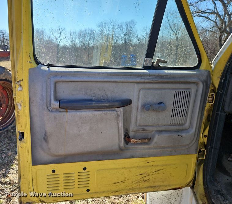 image for item EI3541 1992 Ford F700 truck cab and chassis