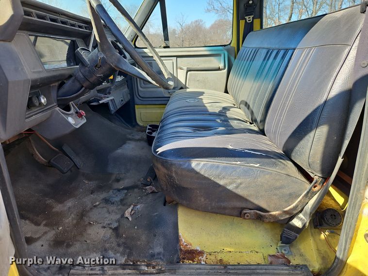 image for item EI3541 1992 Ford F700 truck cab and chassis