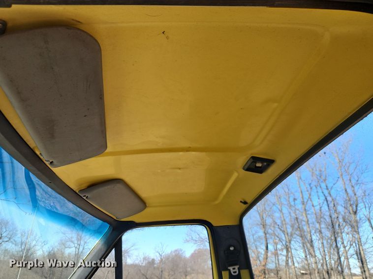 image for item EI3541 1992 Ford F700 truck cab and chassis