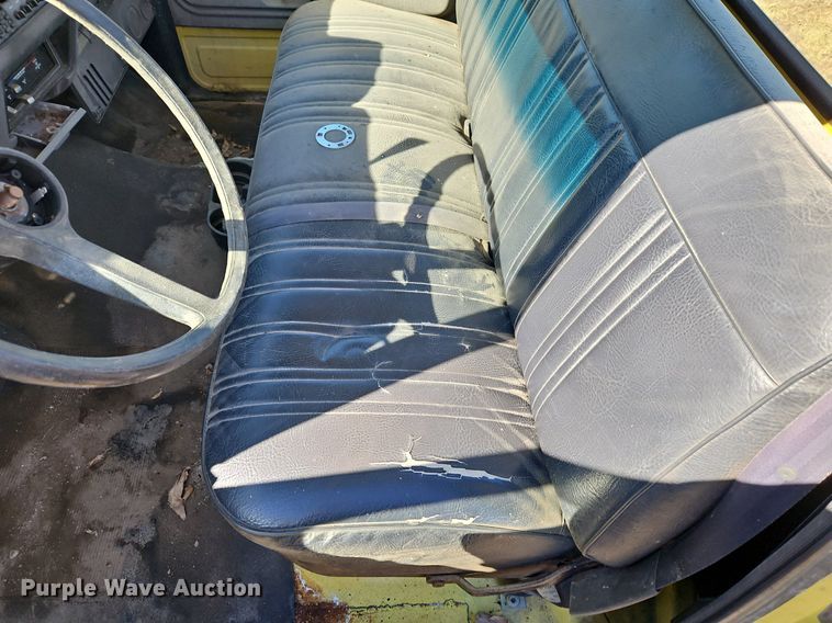 image for item EI3541 1992 Ford F700 truck cab and chassis