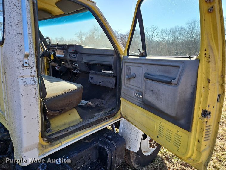 image for item EI3541 1992 Ford F700 truck cab and chassis