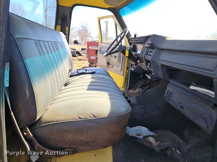 image for item EI3541 1992 Ford F700 truck cab and chassis