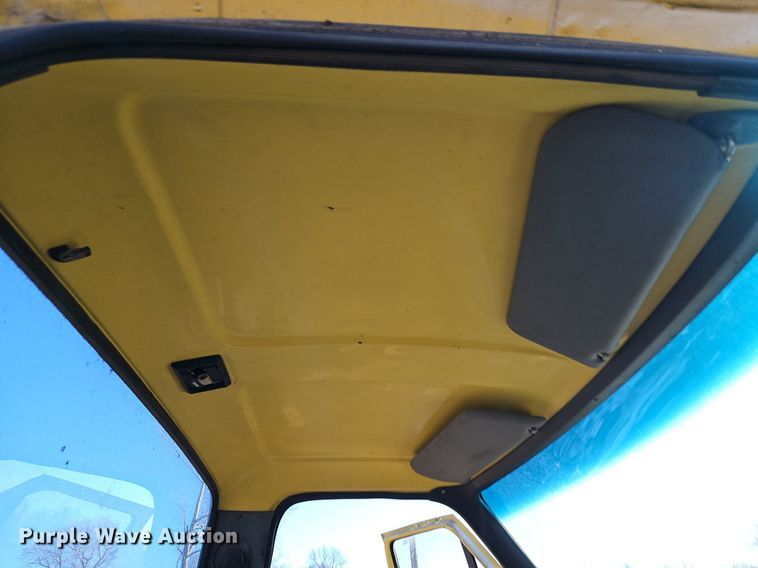 image for item EI3541 1992 Ford F700 truck cab and chassis