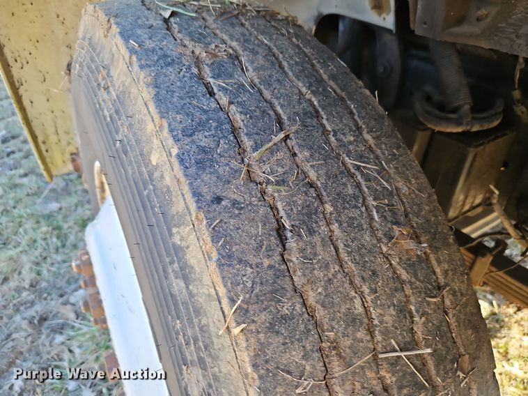 image for item EI3541 1992 Ford F700 truck cab and chassis