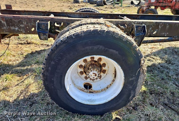 image for item EI3541 1992 Ford F700 truck cab and chassis