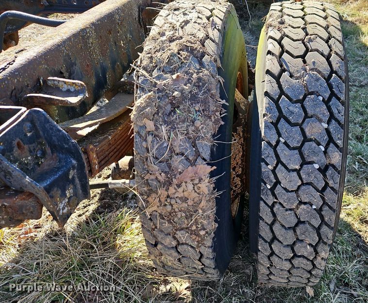 image for item EI3541 1992 Ford F700 truck cab and chassis