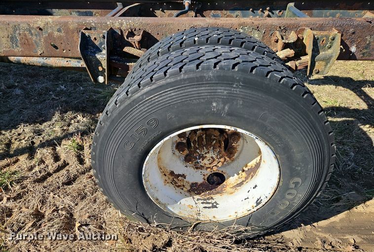 image for item EI3541 1992 Ford F700 truck cab and chassis