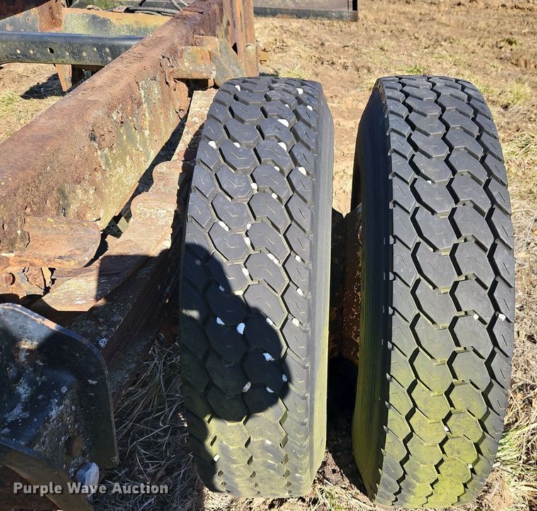 image for item EI3541 1992 Ford F700 truck cab and chassis